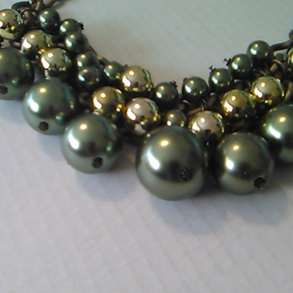 Nwt Green and Gold necklace set - Picture 6 of 8